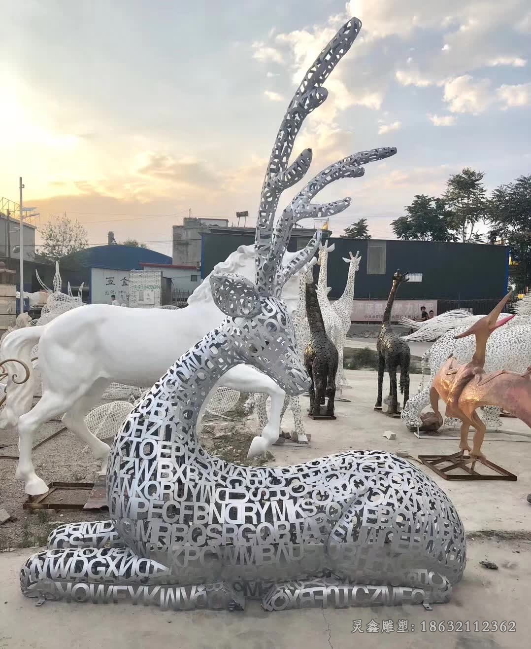 鏤空臥姿鹿園林不銹鋼雕塑