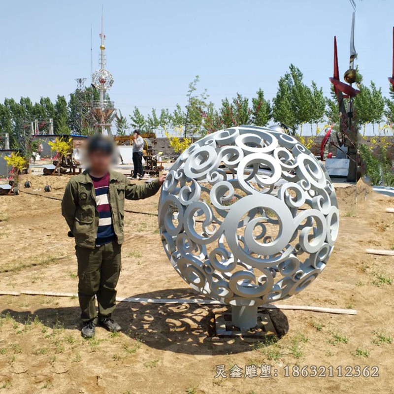 不銹鋼鏡面鏤空球小區(qū)雕塑