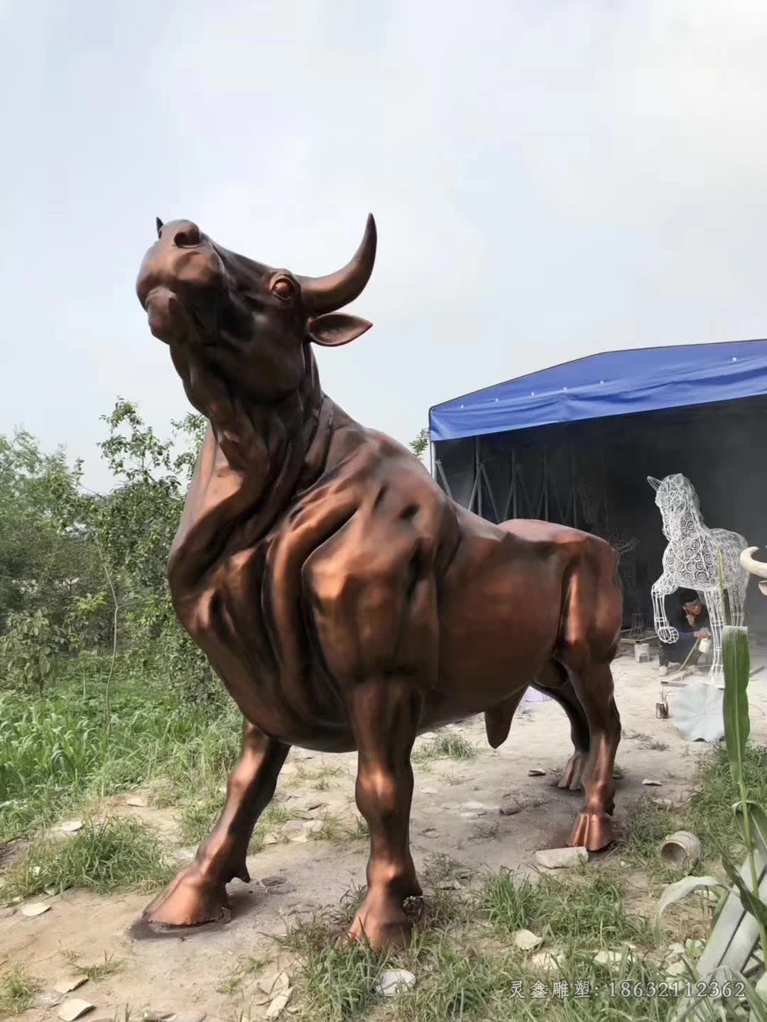 抬頭牛公園景觀銅雕